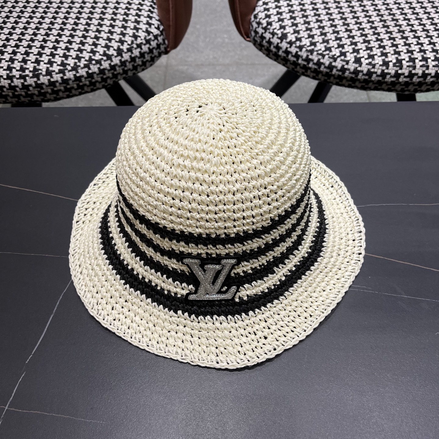  Lv路易威登夏季透气品脸小水桶帽手工彩线草编渔夫帽女大帽
檐防晒海边草帽子