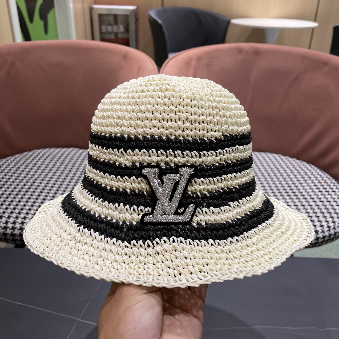  Lv路易威登夏季透气品脸小水桶帽手工彩线草编渔夫帽女大帽
檐防晒海边草帽子