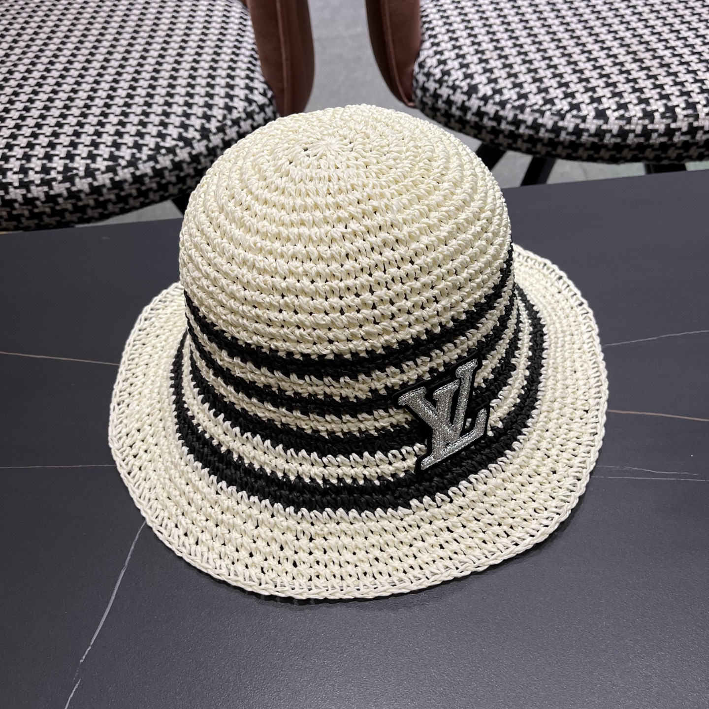  Lv路易威登夏季透气品脸小水桶帽手工彩线草编渔夫帽女大帽
檐防晒海边草帽子