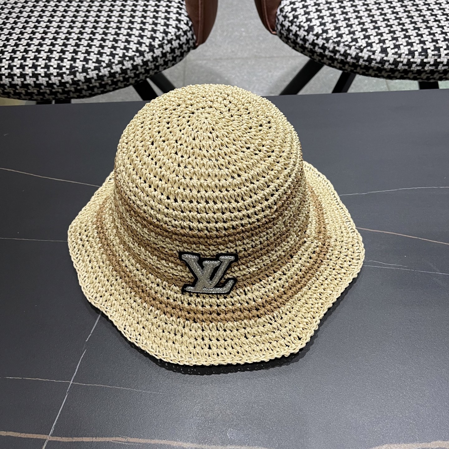  Lv路易威登夏季透气品脸小水桶帽手工彩线草编渔夫帽女大帽
檐防晒海边草帽子