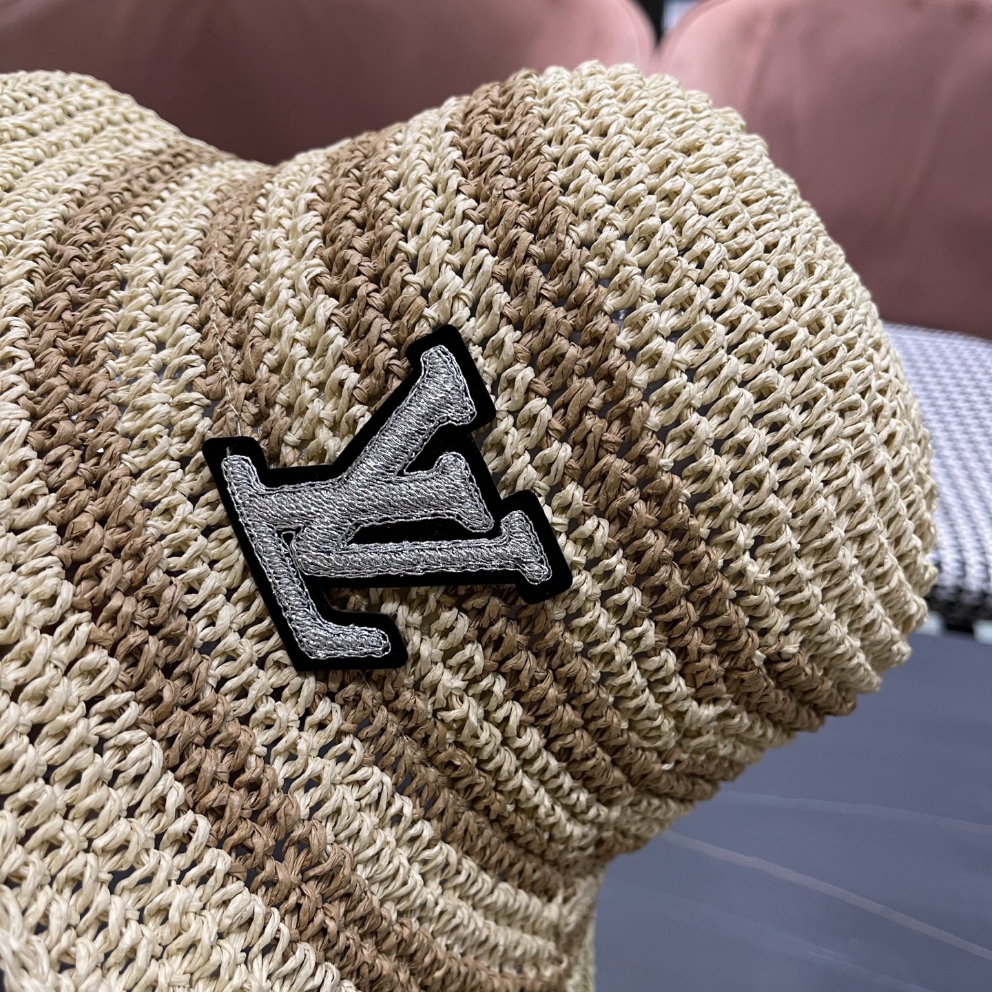  Lv路易威登夏季透气品脸小水桶帽手工彩线草编渔夫帽女大帽
檐防晒海边草帽子