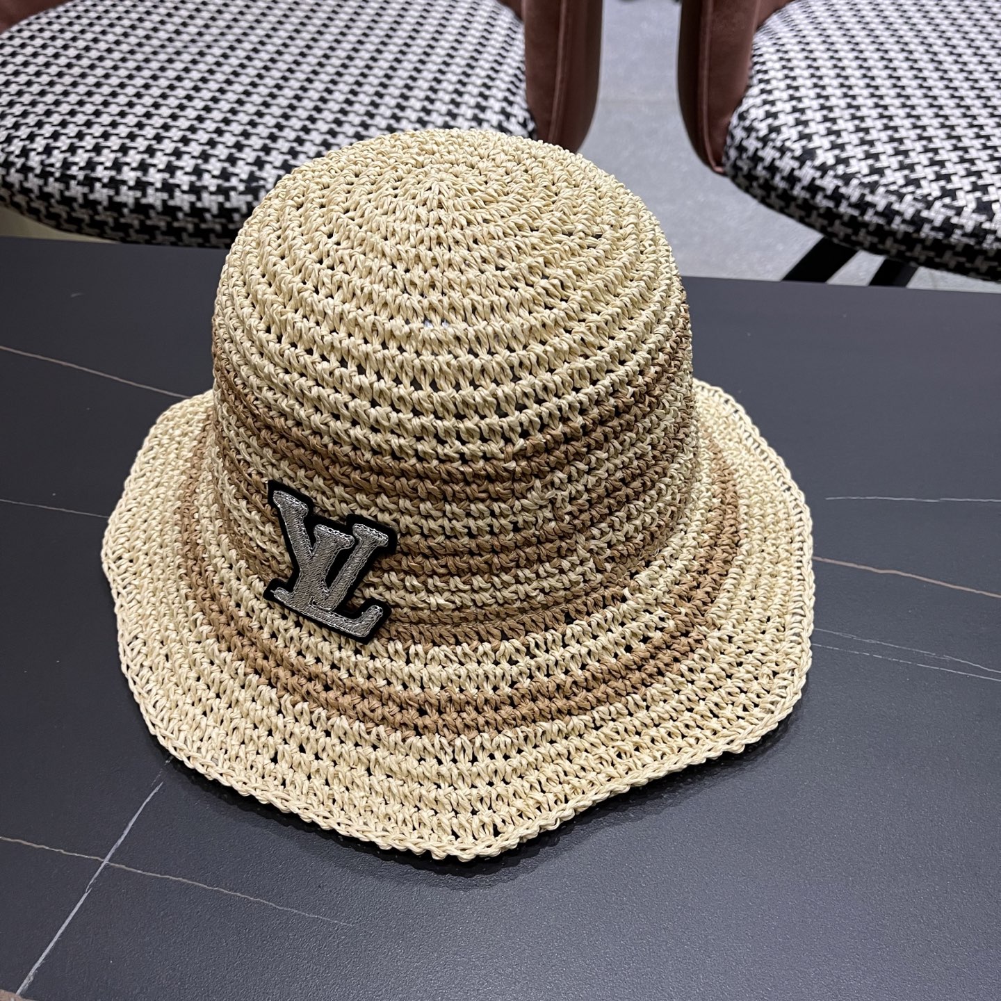  Lv路易威登夏季透气品脸小水桶帽手工彩线草编渔夫帽女大帽
檐防晒海边草帽子