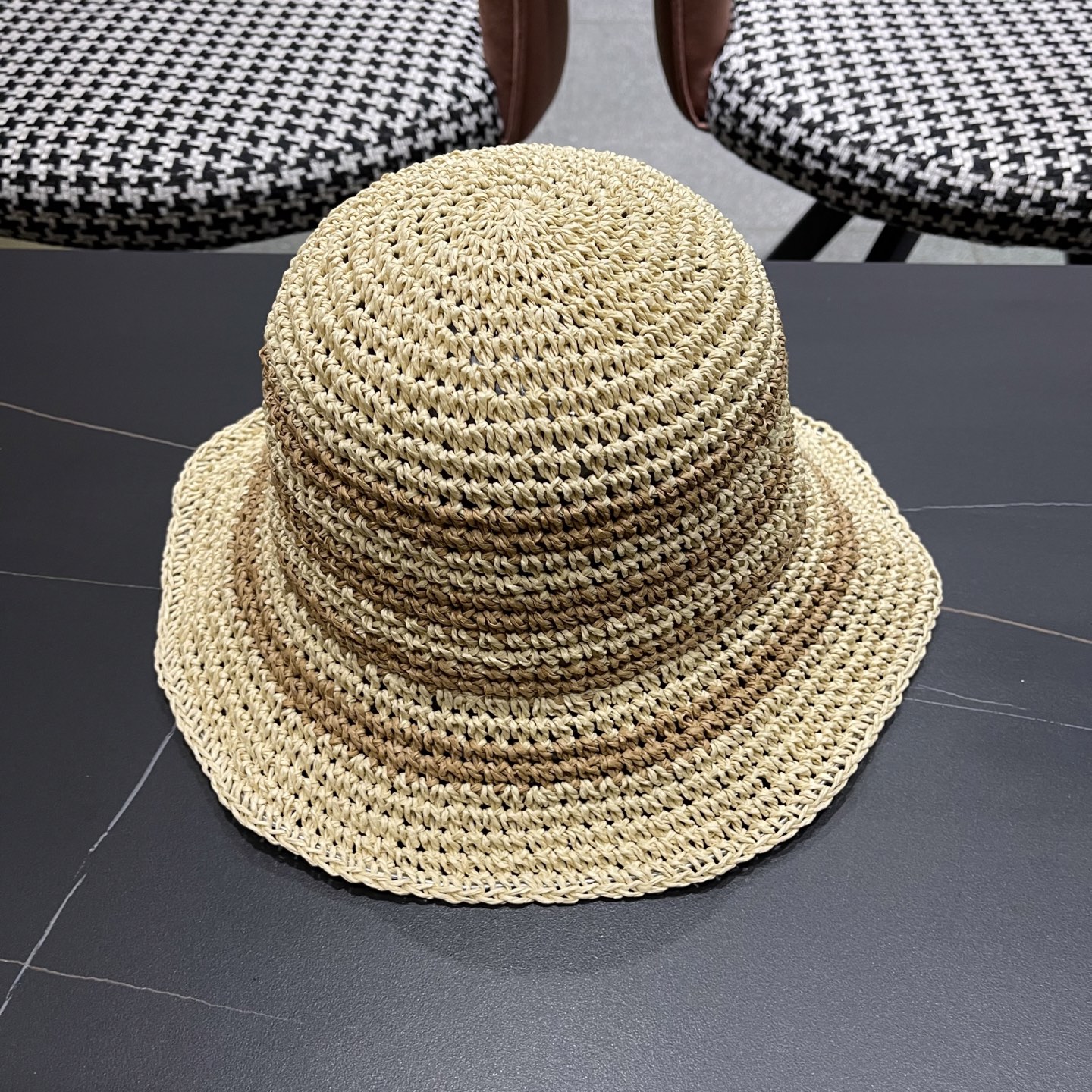  Lv路易威登夏季透气品脸小水桶帽手工彩线草编渔夫帽女大帽
檐防晒海边草帽子