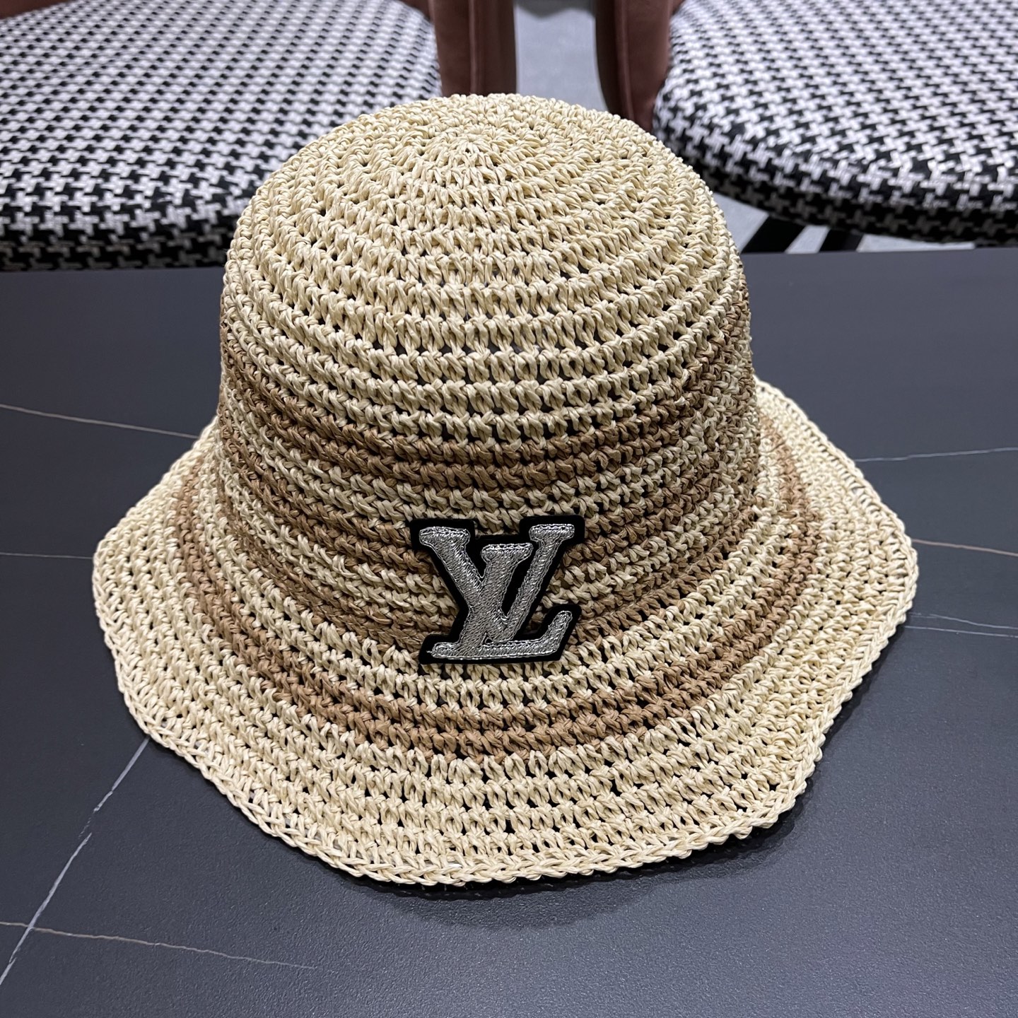  Lv路易威登夏季透气品脸小水桶帽手工彩线草编渔夫帽女大帽
檐防晒海边草帽子