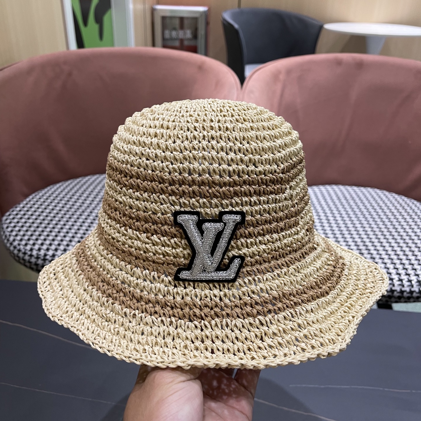  Lv路易威登夏季透气品脸小水桶帽手工彩线草编渔夫帽女大帽
檐防晒海边草帽子