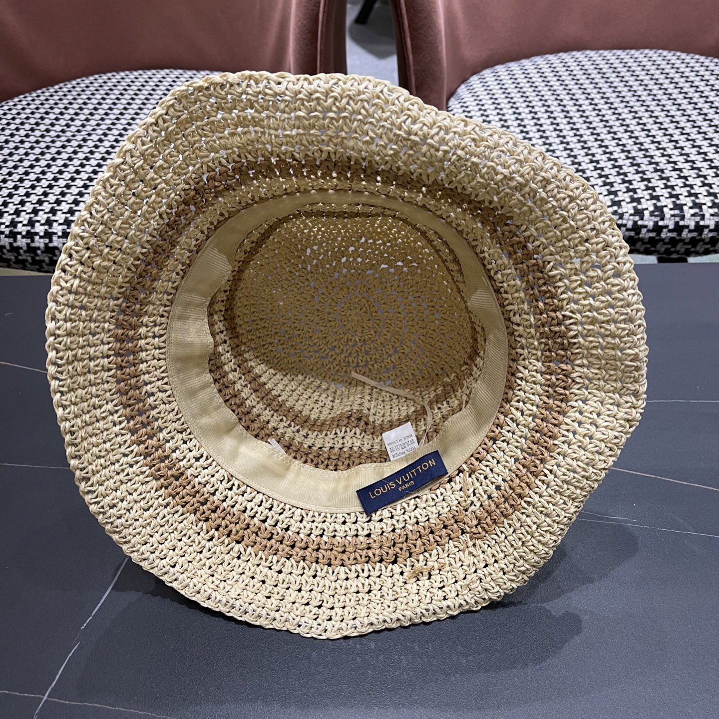  Lv路易威登夏季透气品脸小水桶帽手工彩线草编渔夫帽女大帽
檐防晒海边草帽子