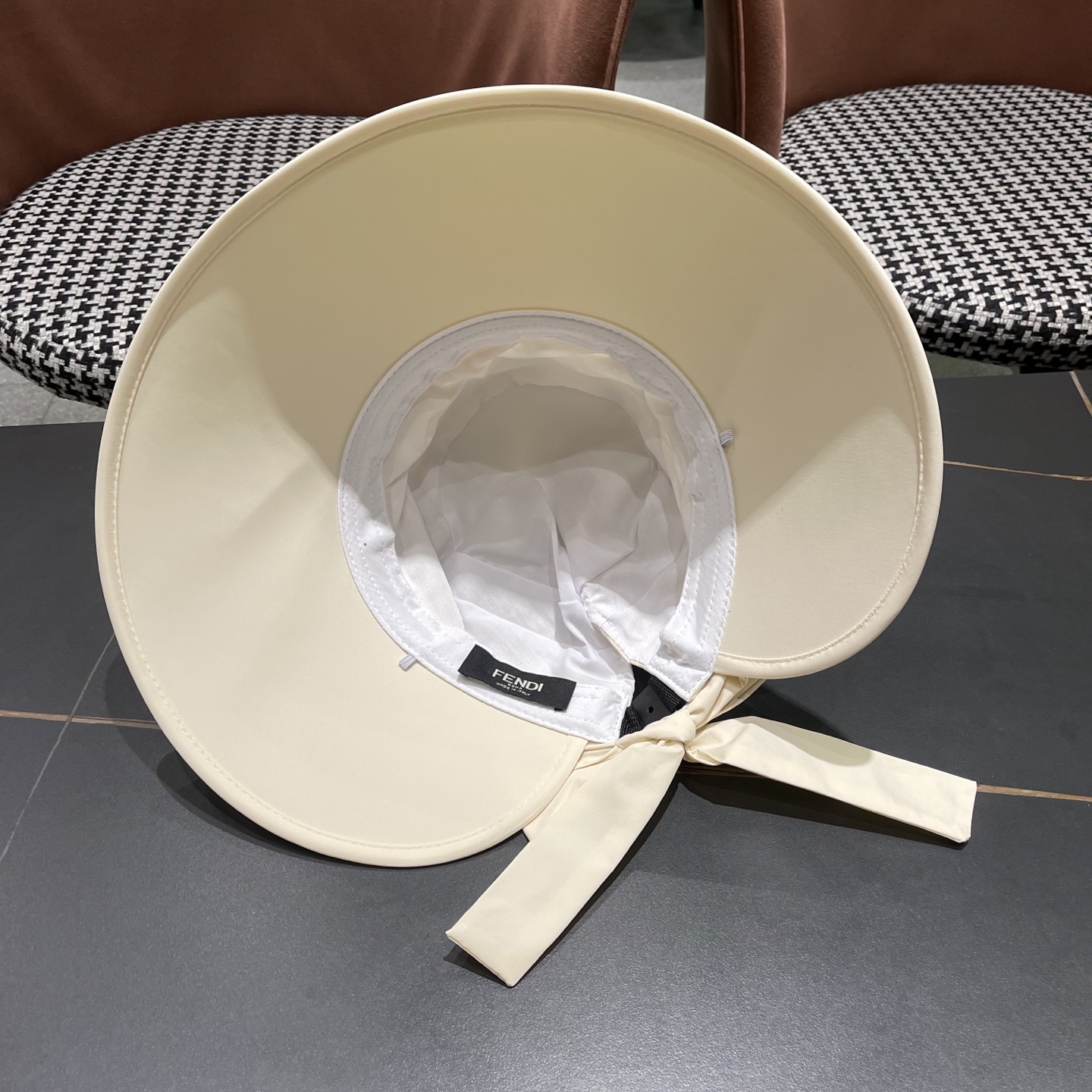  芬迪FENDI帽子女夏季新款渔夫帽防晒遮阳帽防紫外线大
帽檐太阳帽休闲帽盆帽