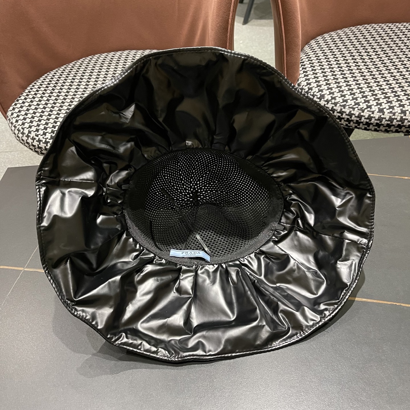 Prada普拉达2025新款大帽檐春夏新款黑胶遮阳帽优雅蝴蝶结女士防晒防紫外线户外太阳帽