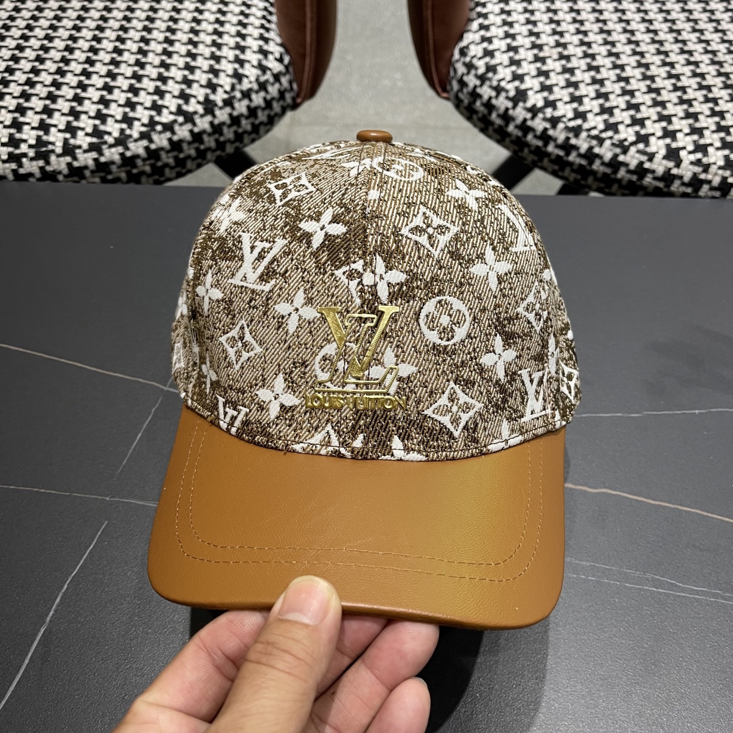 LV(路易威登)新款原单棒球帽1:1开模订制，原版牛仔布料，做工细致完美，质量超赞，基础头围56，贴片可