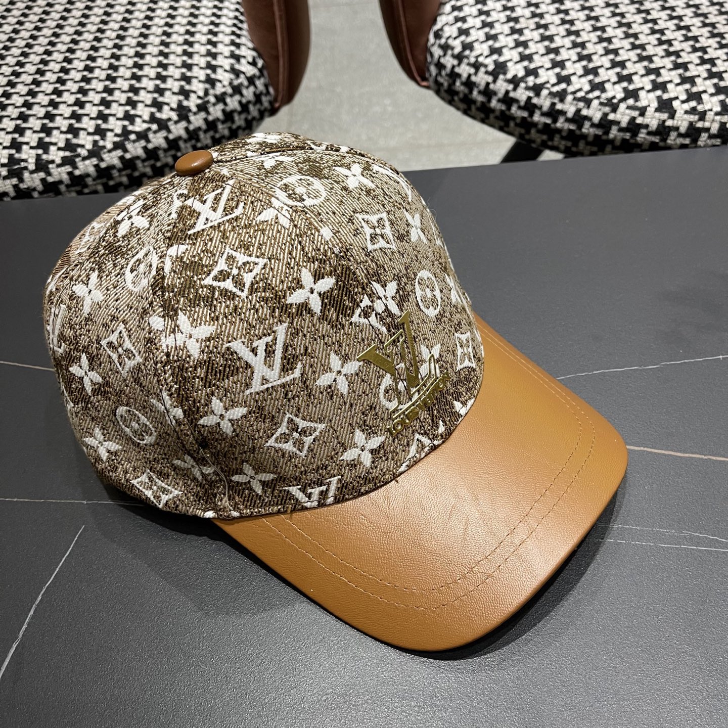 LV(路易威登)新款原单棒球帽1:1开模订制，原版牛仔布料，做工细致完美，质量超赞，基础头围56，贴片可