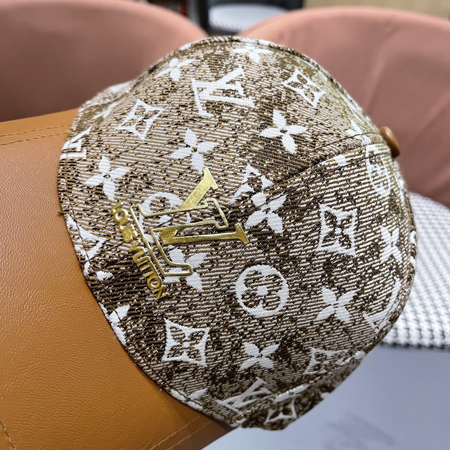 LV(路易威登)新款原单棒球帽1:1开模订制，原版牛仔布料，做工细致完美，质量超赞，基础头围56，贴片可