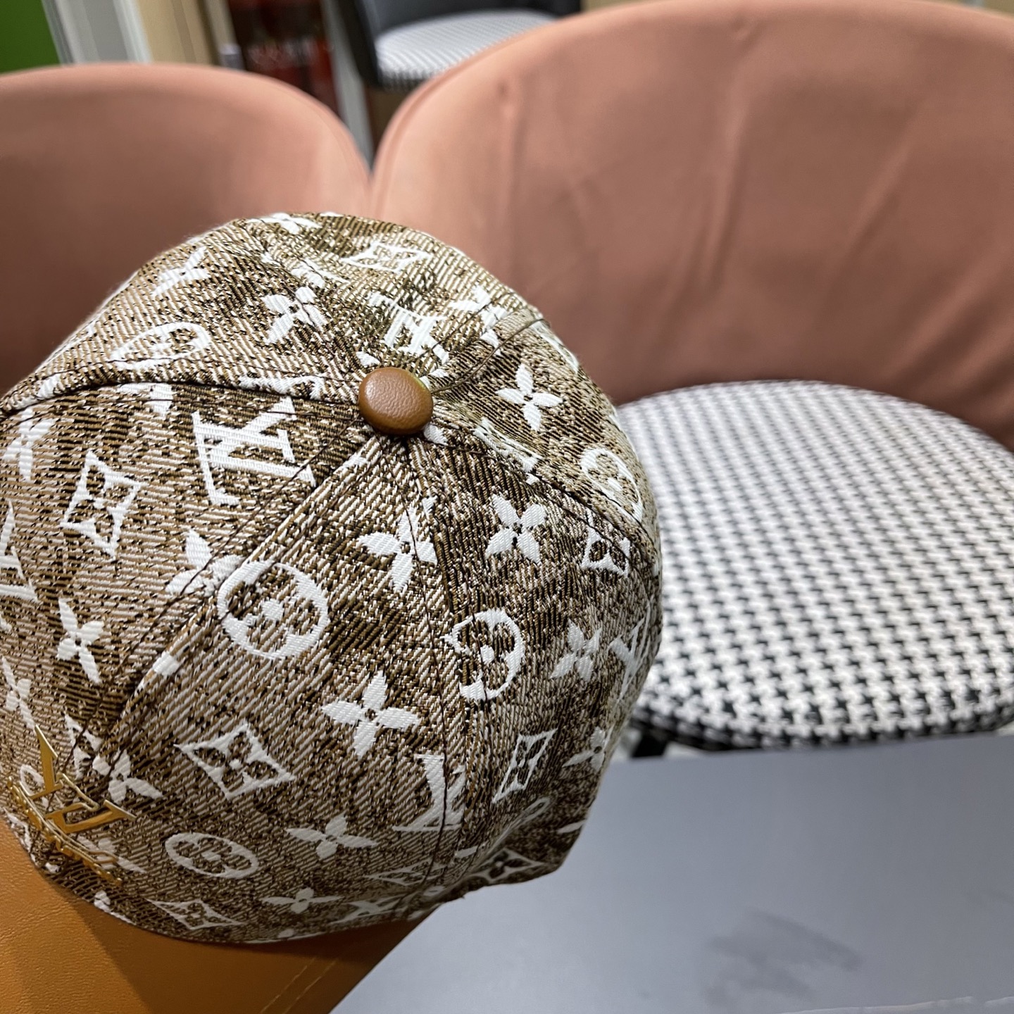 LV(路易威登)新款原单棒球帽1:1开模订制，原版牛仔布料，做工细致完美，质量超赞，基础头围56，贴片可