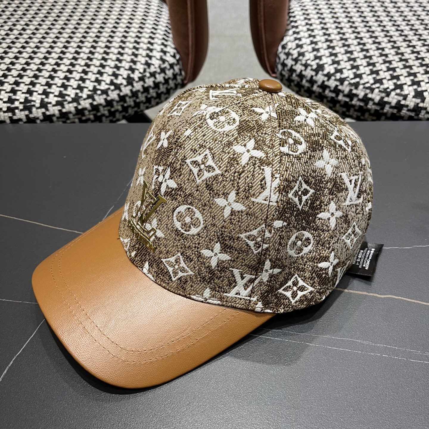 LV(路易威登)新款原单棒球帽1:1开模订制，原版牛仔布料，做工细致完美，质量超赞，基础头围56，贴片可