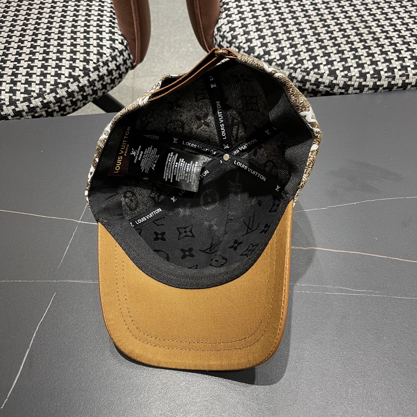 LV(路易威登)新款原单棒球帽1:1开模订制，原版牛仔布料，做工细致完美，质量超赞，基础头围56，贴片可