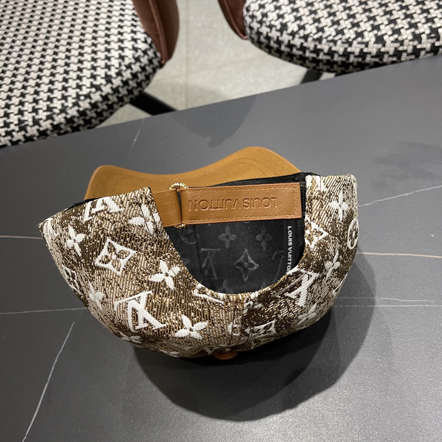 LV(路易威登)新款原单棒球帽1:1开模订制，原版牛仔布料，做工细致完美，质量超赞，基础头围56，贴片可