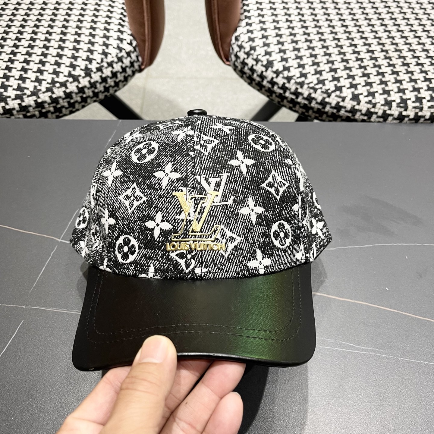 LV(路易威登)新款原单棒球帽1:1开模订制，原版牛仔布料，做工细致完美，质量超赞，基础头围56，贴片可