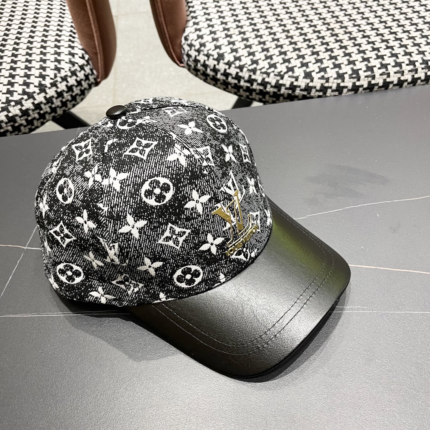 LV(路易威登)新款原单棒球帽1:1开模订制，原版牛仔布料，做工细致完美，质量超赞，基础头围56，贴片可