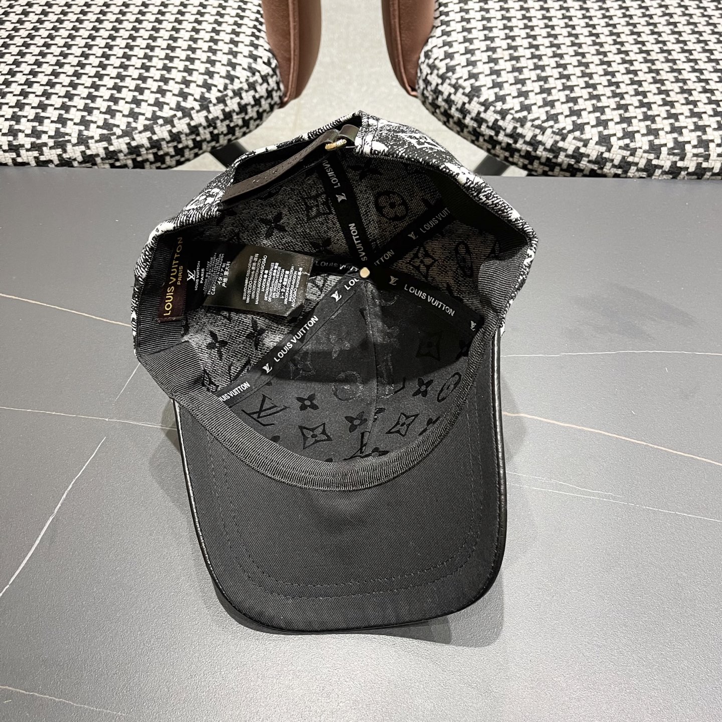 LV(路易威登)新款原单棒球帽1:1开模订制，原版牛仔布料，做工细致完美，质量超赞，基础头围56，贴片可