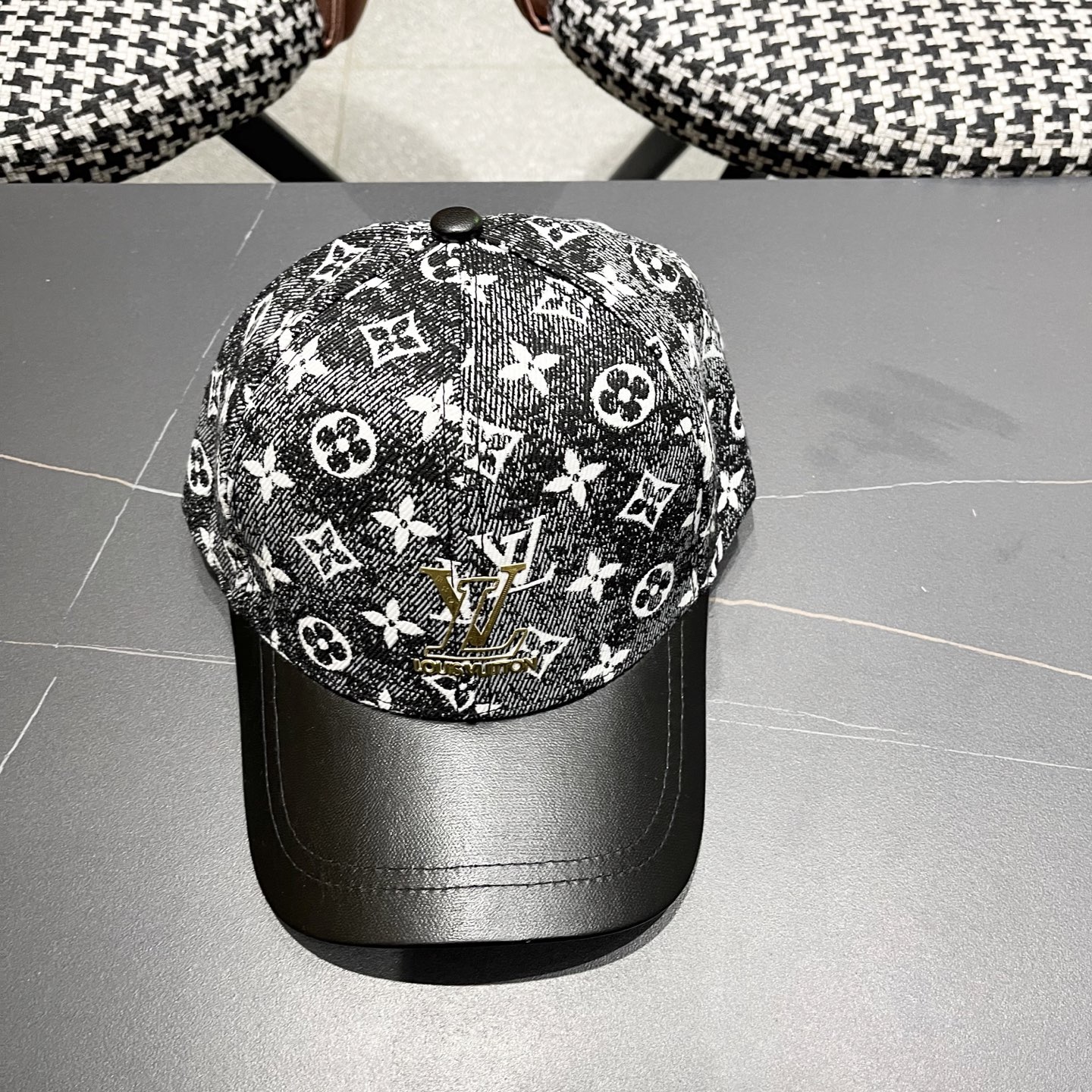 LV(路易威登)新款原单棒球帽1:1开模订制，原版牛仔布料，做工细致完美，质量超赞，基础头围56，贴片可