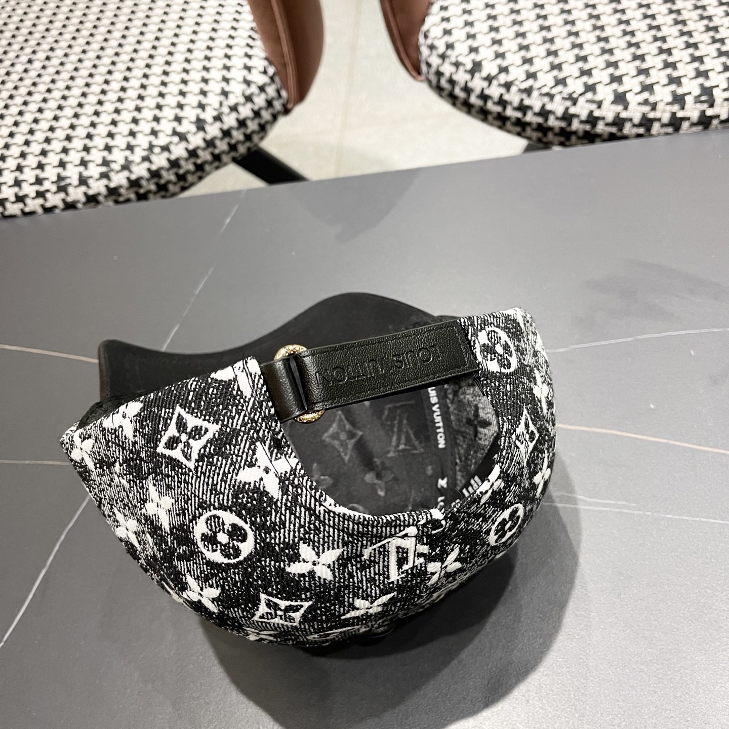 LV(路易威登)新款原单棒球帽1:1开模订制，原版牛仔布料，做工细致完美，质量超赞，基础头围56，贴片可