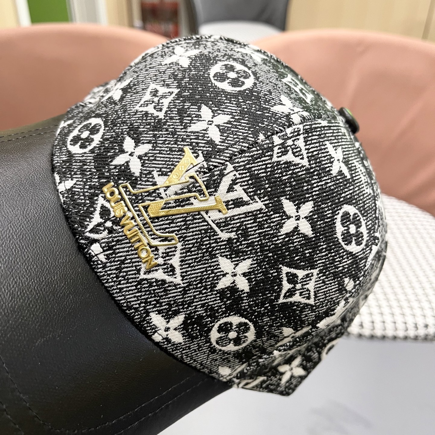 LV(路易威登)新款原单棒球帽1:1开模订制，原版牛仔布料，做工细致完美，质量超赞，基础头围56，贴片可