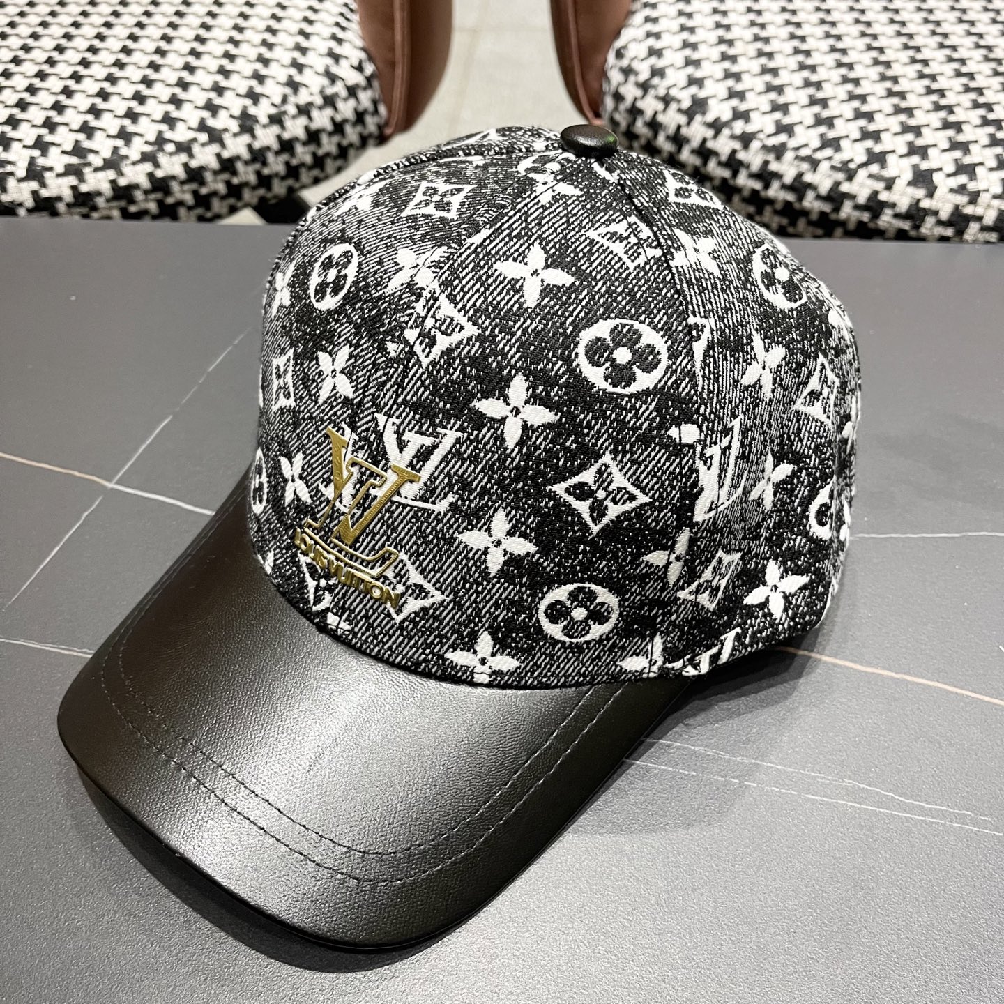 LV(路易威登)新款原单棒球帽1:1开模订制，原版牛仔布料，做工细致完美，质量超赞，基础头围56，贴片可