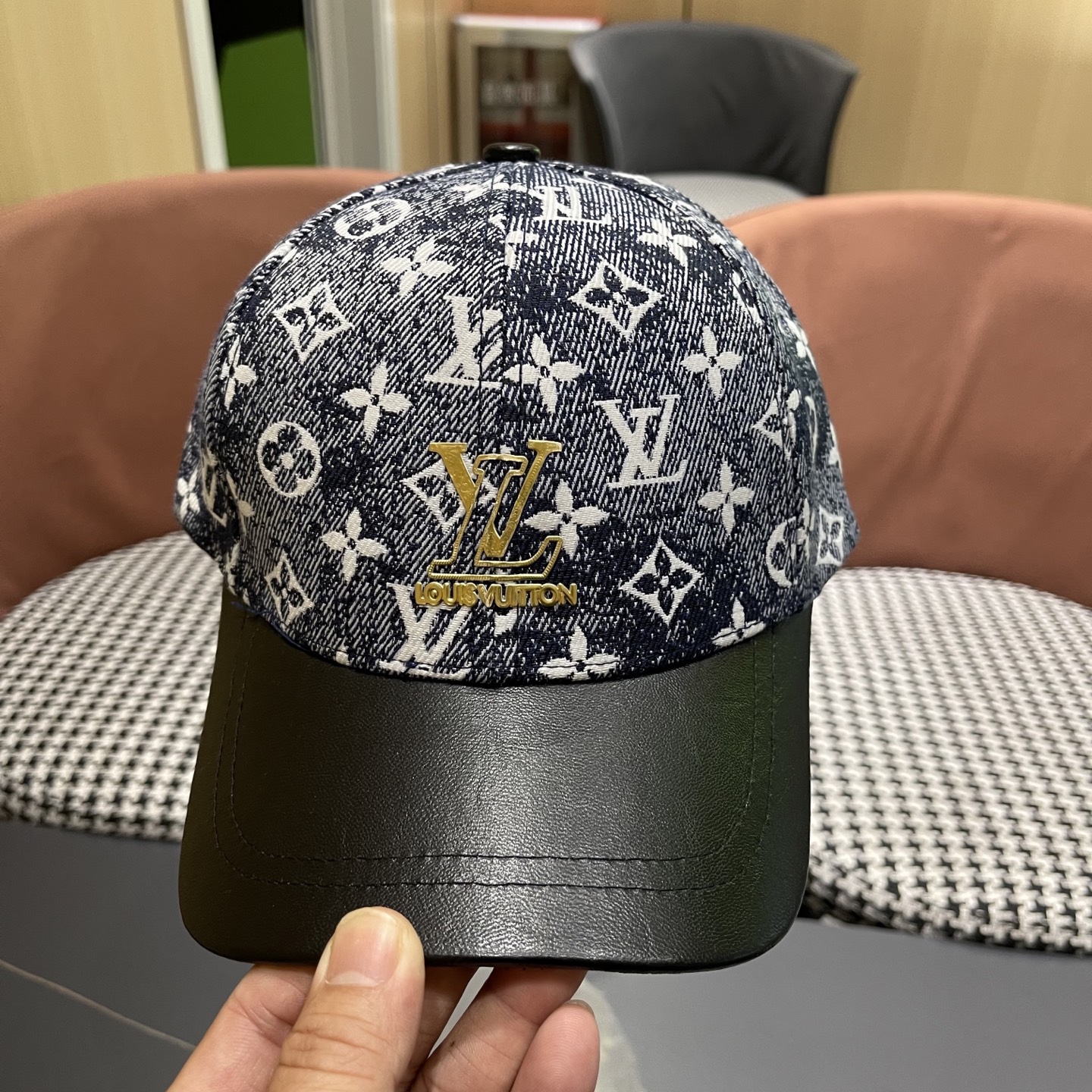 LV(路易威登)新款原单棒球帽1:1开模订制，原版牛仔布料，做工细致完美，质量超赞，基础头围56，贴片可