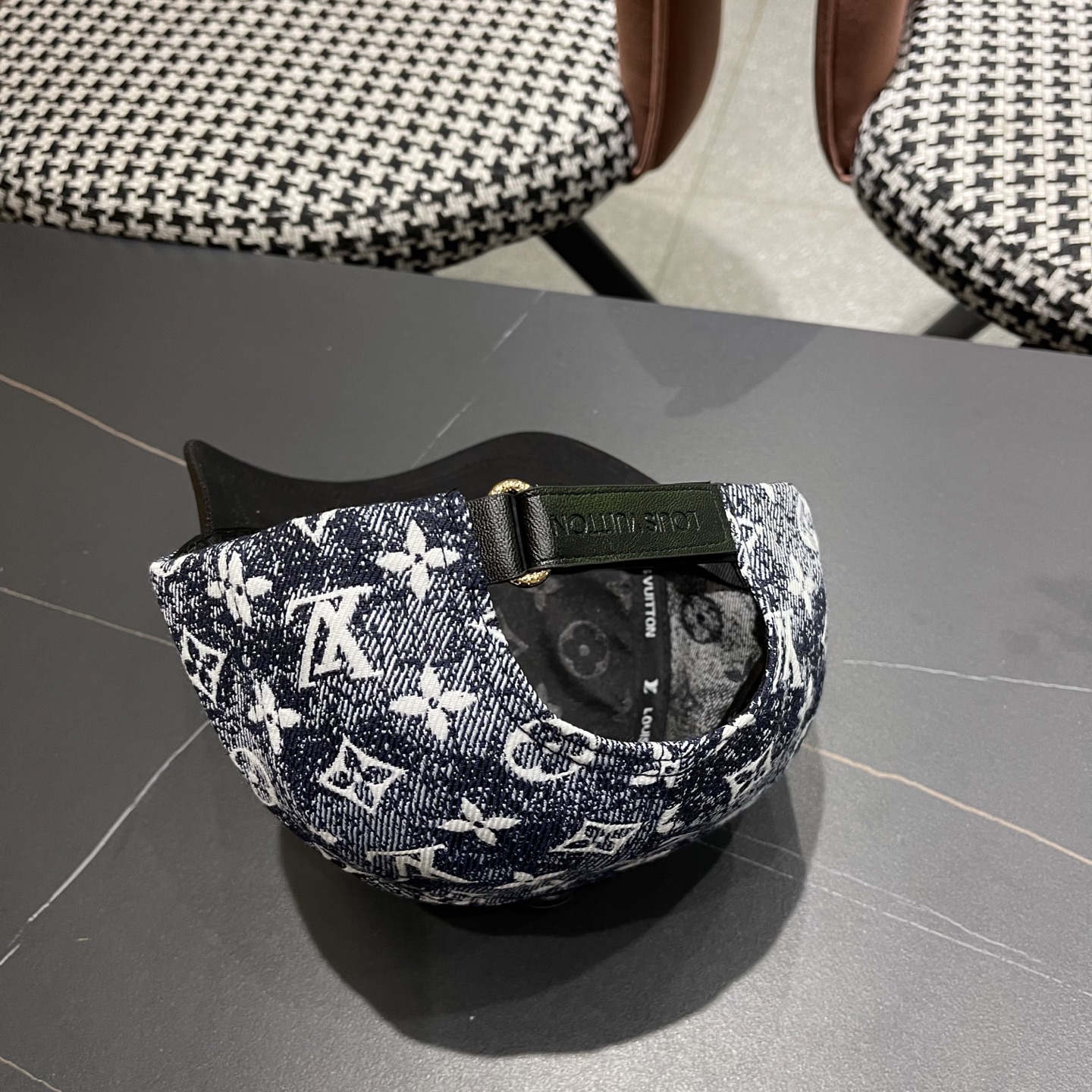 LV(路易威登)新款原单棒球帽1:1开模订制，原版牛仔布料，做工细致完美，质量超赞，基础头围56，贴片可