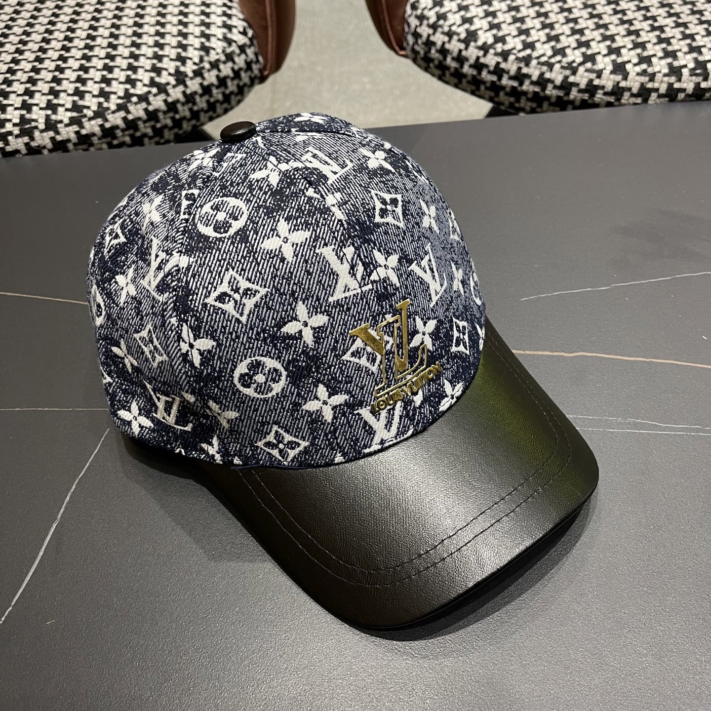 LV(路易威登)新款原单棒球帽1:1开模订制，原版牛仔布料，做工细致完美，质量超赞，基础头围56，贴片可