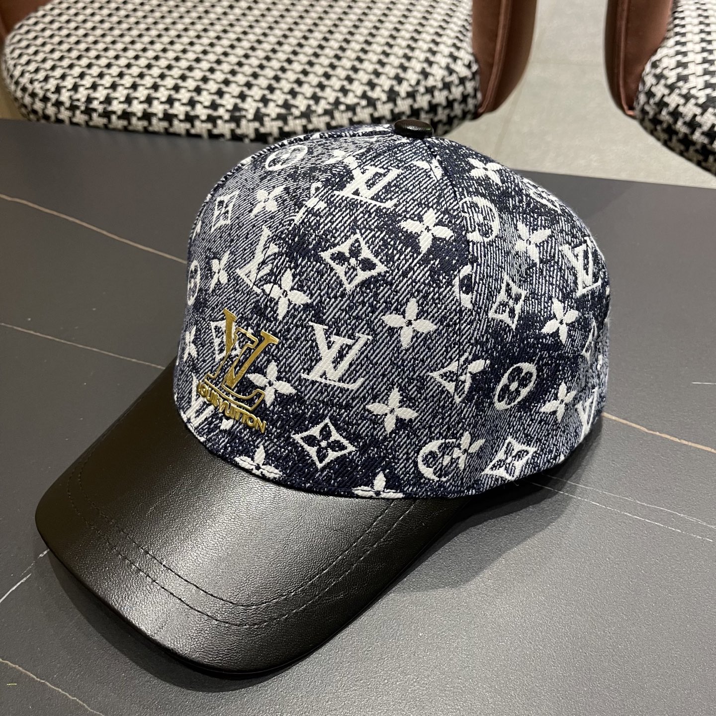 LV(路易威登)新款原单棒球帽1:1开模订制，原版牛仔布料，做工细致完美，质量超赞，基础头围56，贴片可