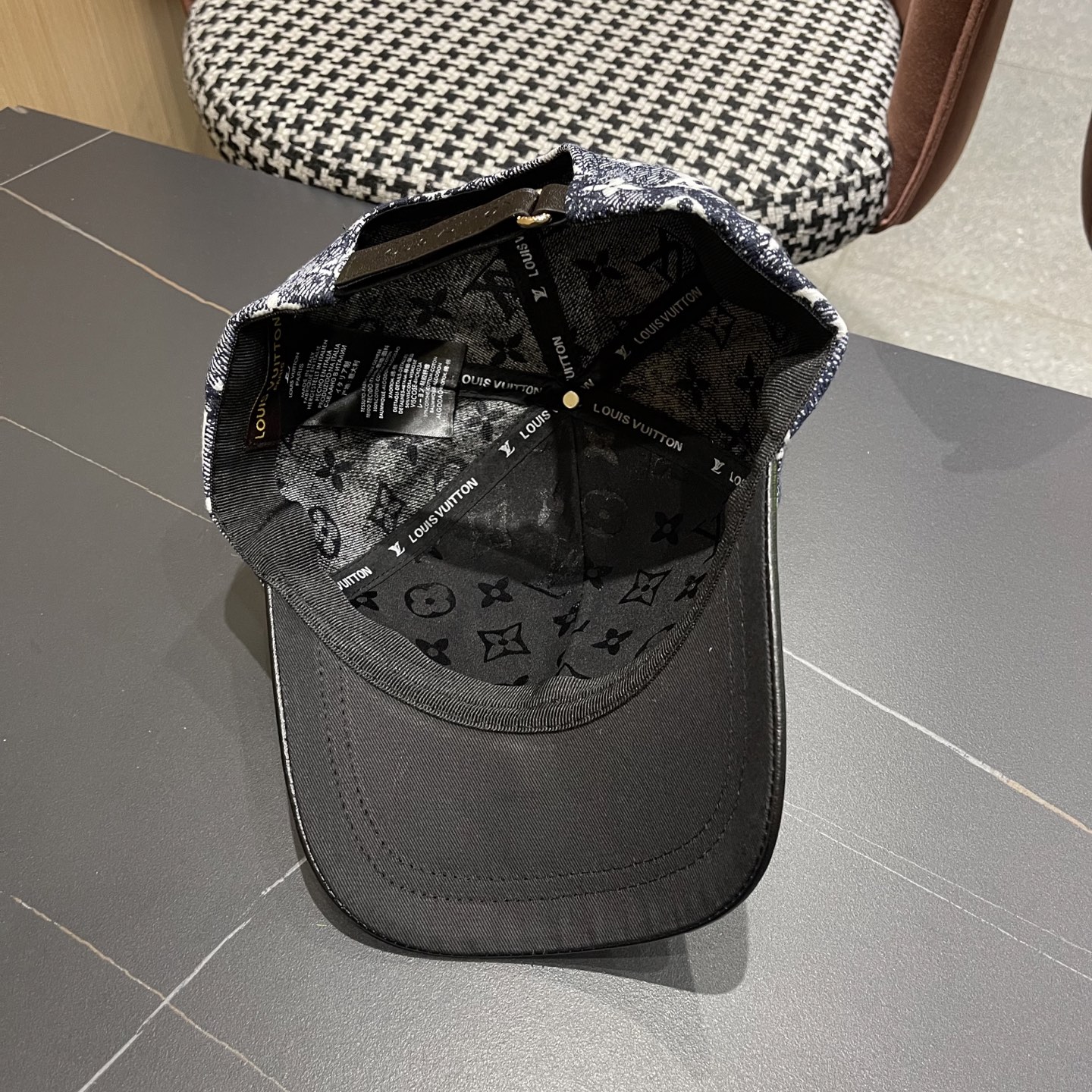 LV(路易威登)新款原单棒球帽1:1开模订制，原版牛仔布料，做工细致完美，质量超赞，基础头围56，贴片可