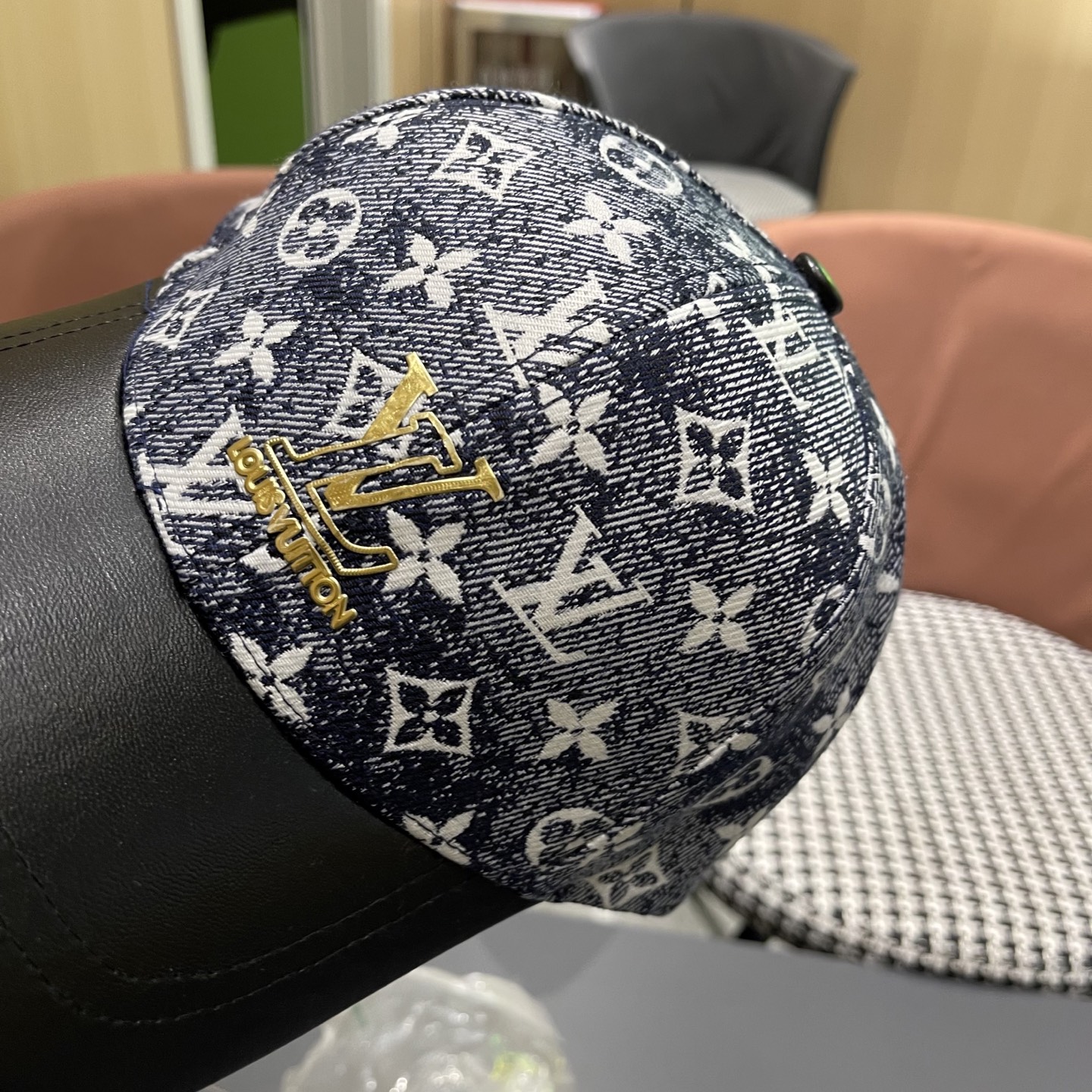 LV(路易威登)新款原单棒球帽1:1开模订制，原版牛仔布料，做工细致完美，质量超赞，基础头围56，贴片可