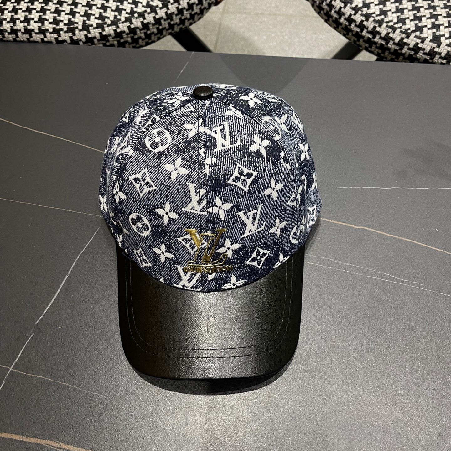 LV(路易威登)新款原单棒球帽1:1开模订制，原版牛仔布料，做工细致完美，质量超赞，基础头围56，贴片可