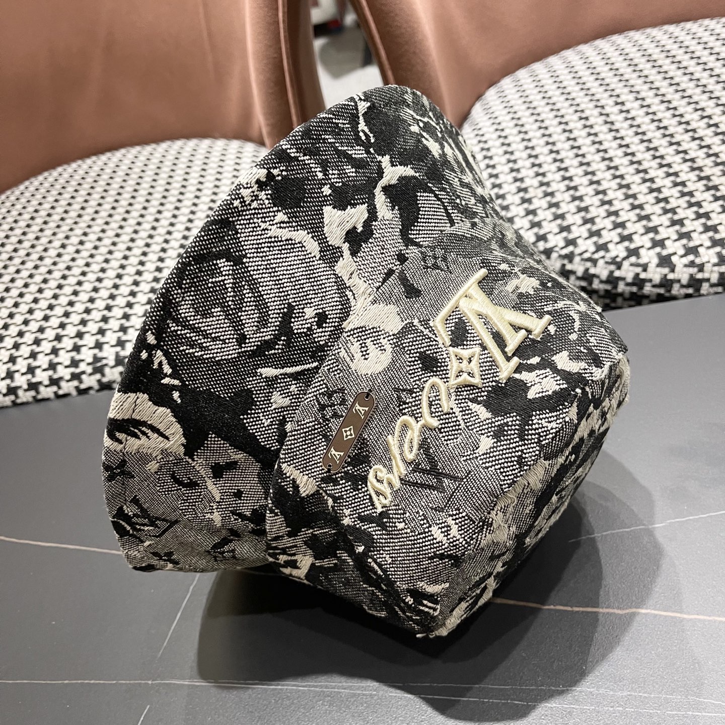 LV路易威登原单刺绣渔夫帽 轻盈透气。完美版型，独家实物拍摄，男女适用，头