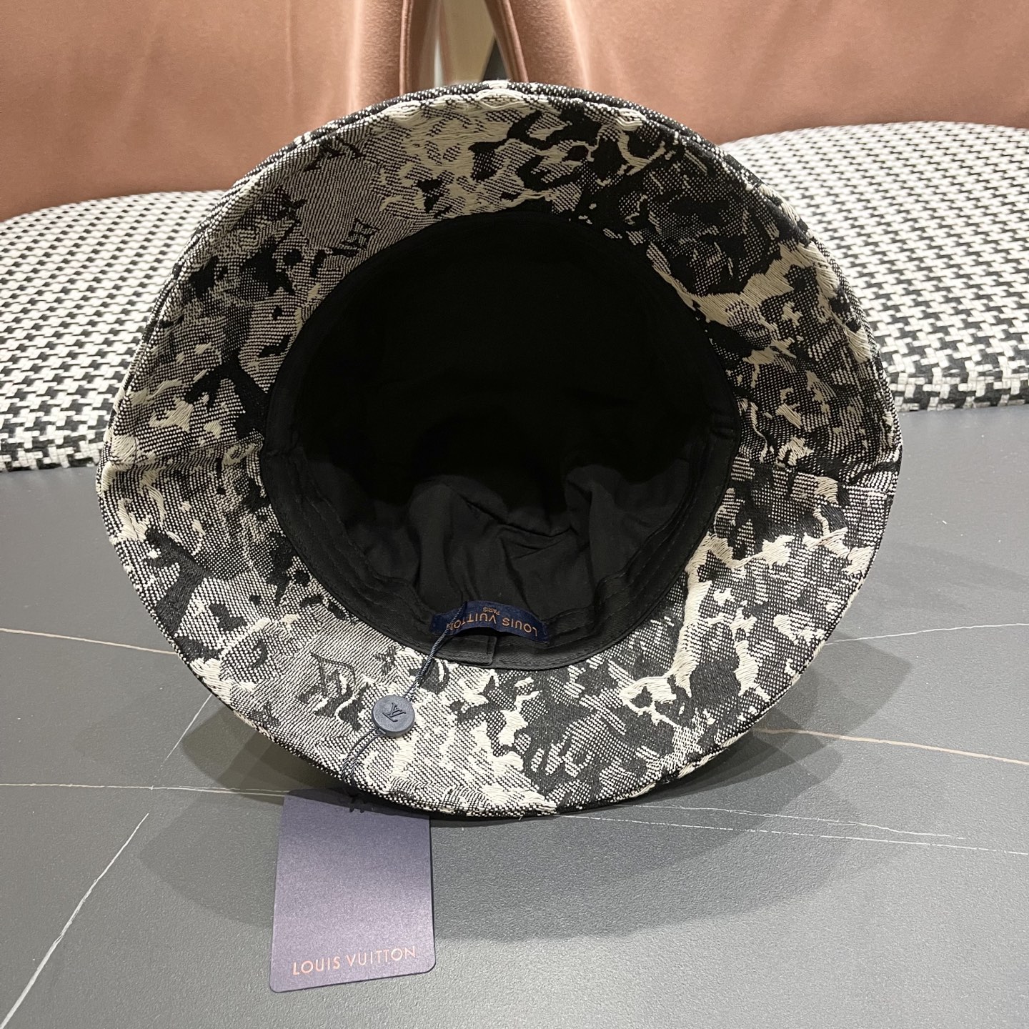 LV路易威登原单刺绣渔夫帽 轻盈透气。完美版型，独家实物拍摄，男女适用，头