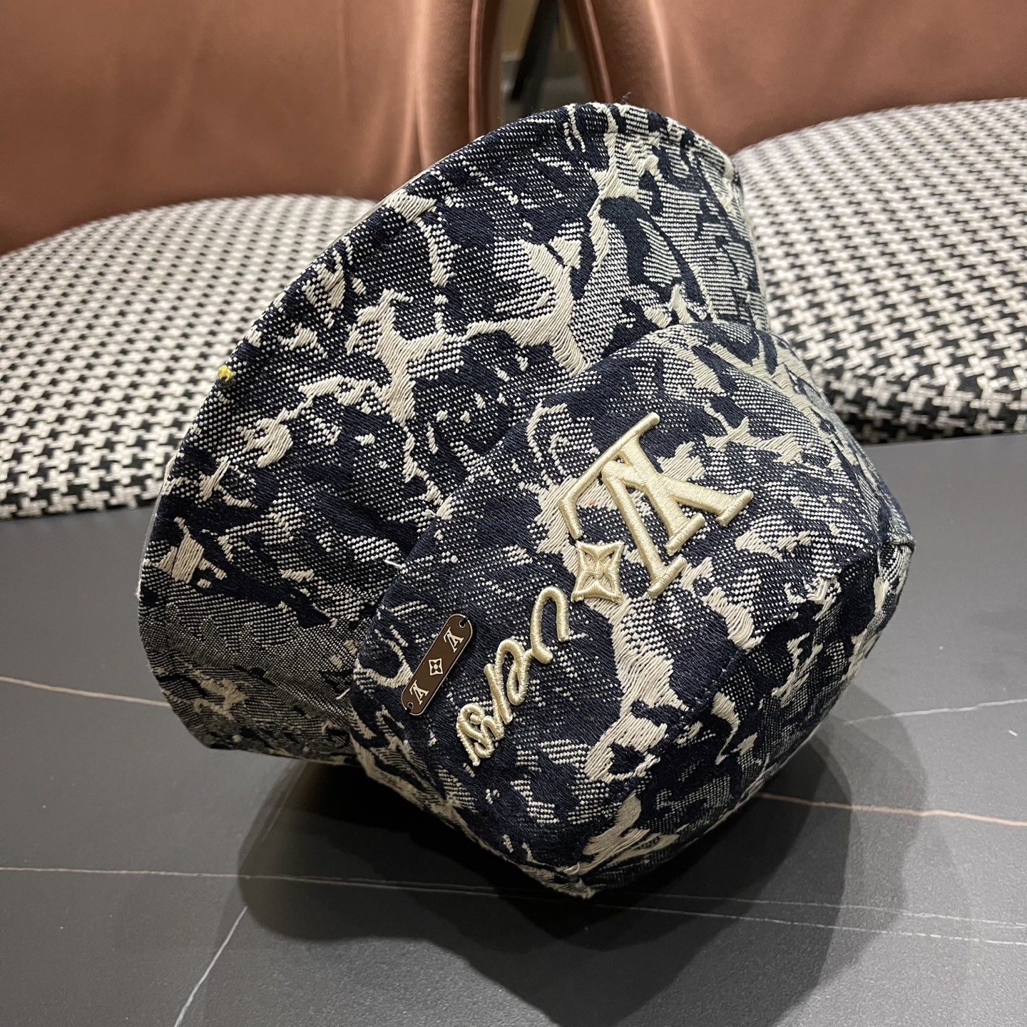 LV路易威登原单刺绣渔夫帽 轻盈透气。完美版型，独家实物拍摄，男女适用，头