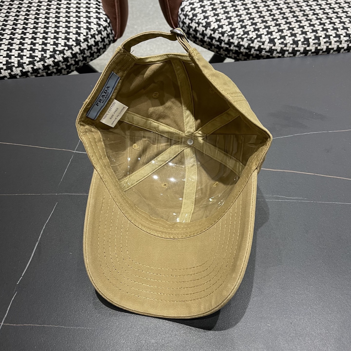  PRADA 普拉达 2025新品棒球帽 时尚潮流，高端做工！非一般的品质，细节看实拍哦