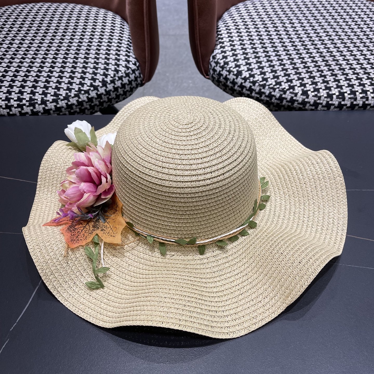  Dior迪奥新款圆顶海边度假帽子女遮阳花朵沙滩帽子旅游夏
韩版小清新大帽檐