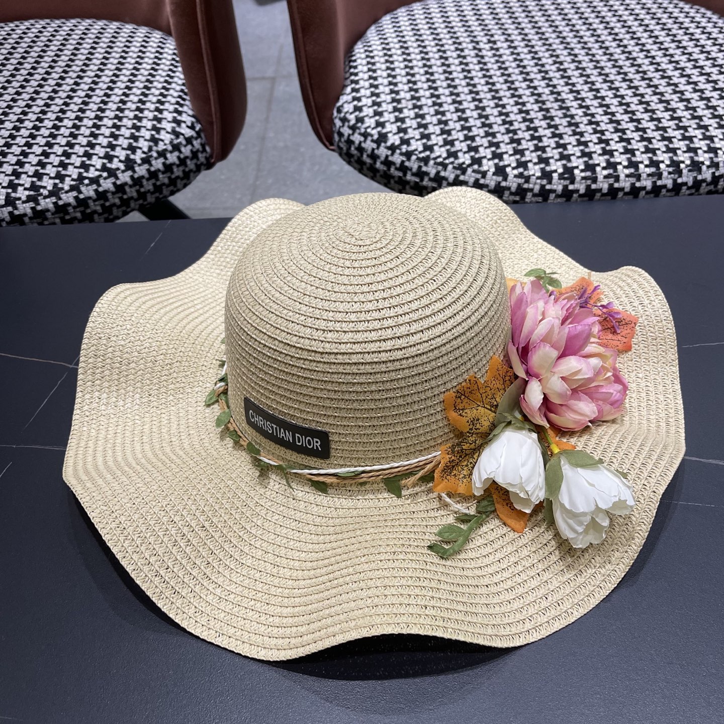  Dior迪奥新款圆顶海边度假帽子女遮阳花朵沙滩帽子旅游夏
韩版小清新大帽檐