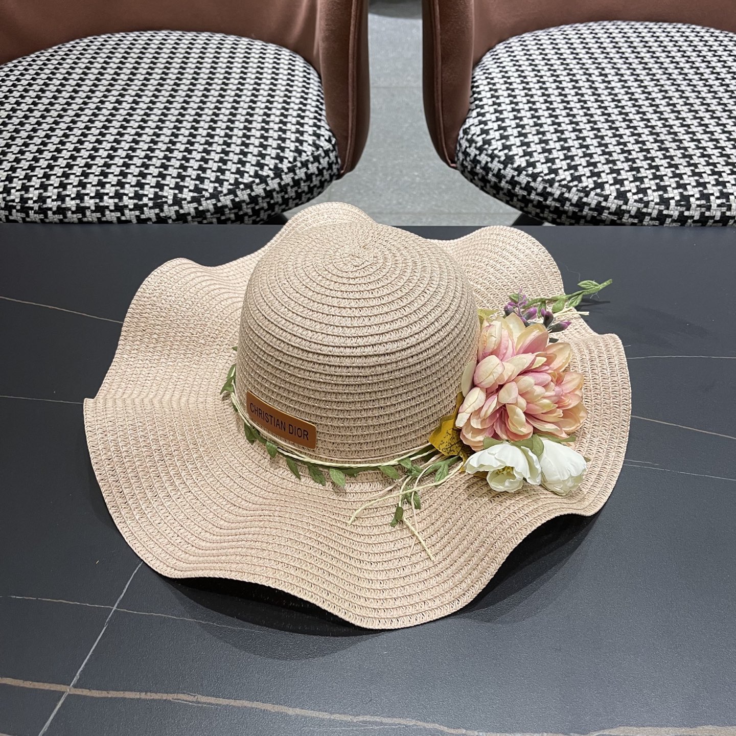  Dior迪奥新款圆顶海边度假帽子女遮阳花朵沙滩帽子旅游夏
韩版小清新大帽檐