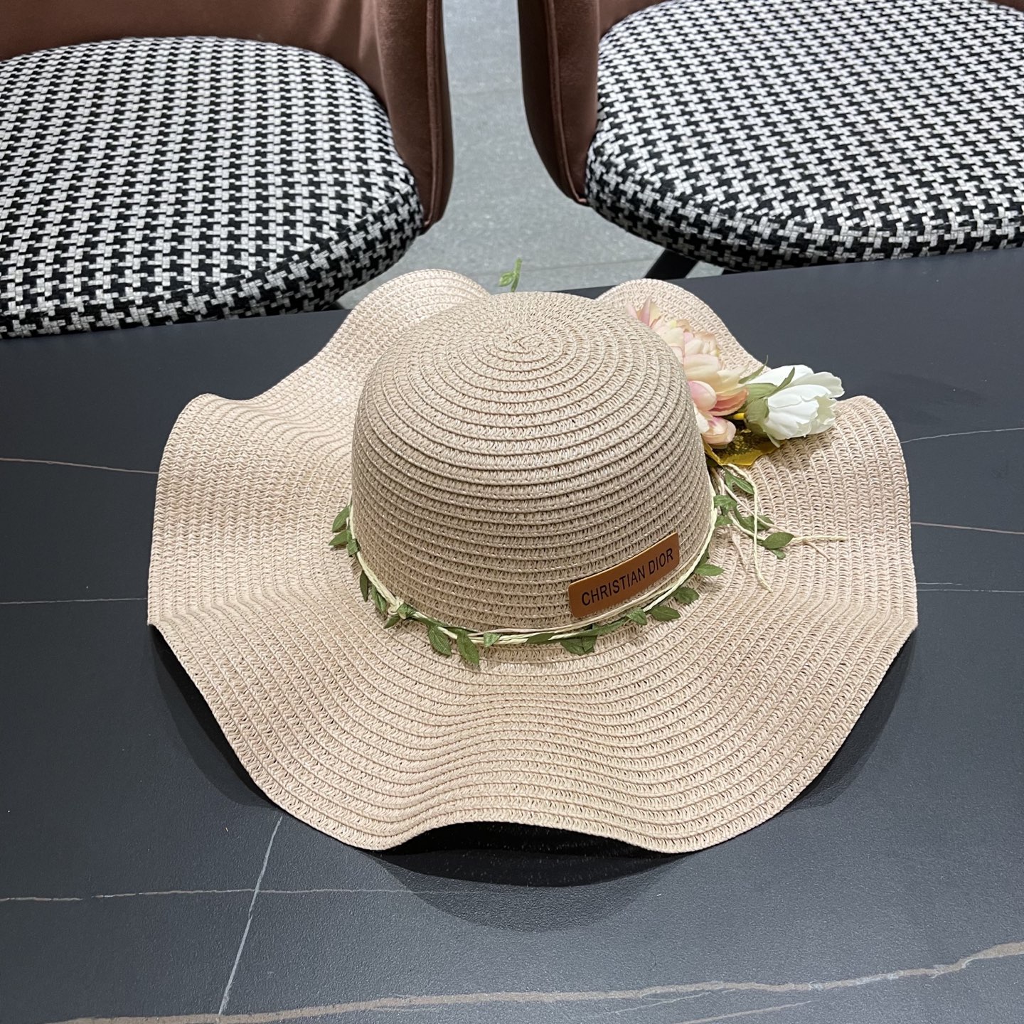  Dior迪奥新款圆顶海边度假帽子女遮阳花朵沙滩帽子旅游夏
韩版小清新大帽檐
