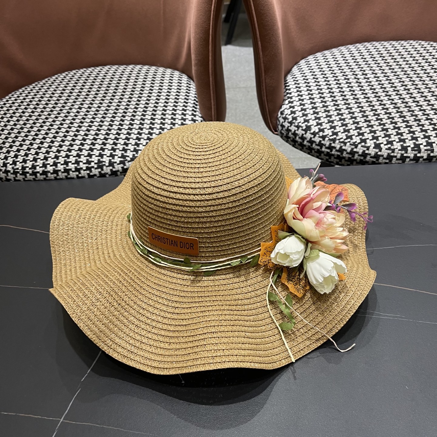  Dior迪奥新款圆顶海边度假帽子女遮阳花朵沙滩帽子旅游夏
韩版小清新大帽檐
