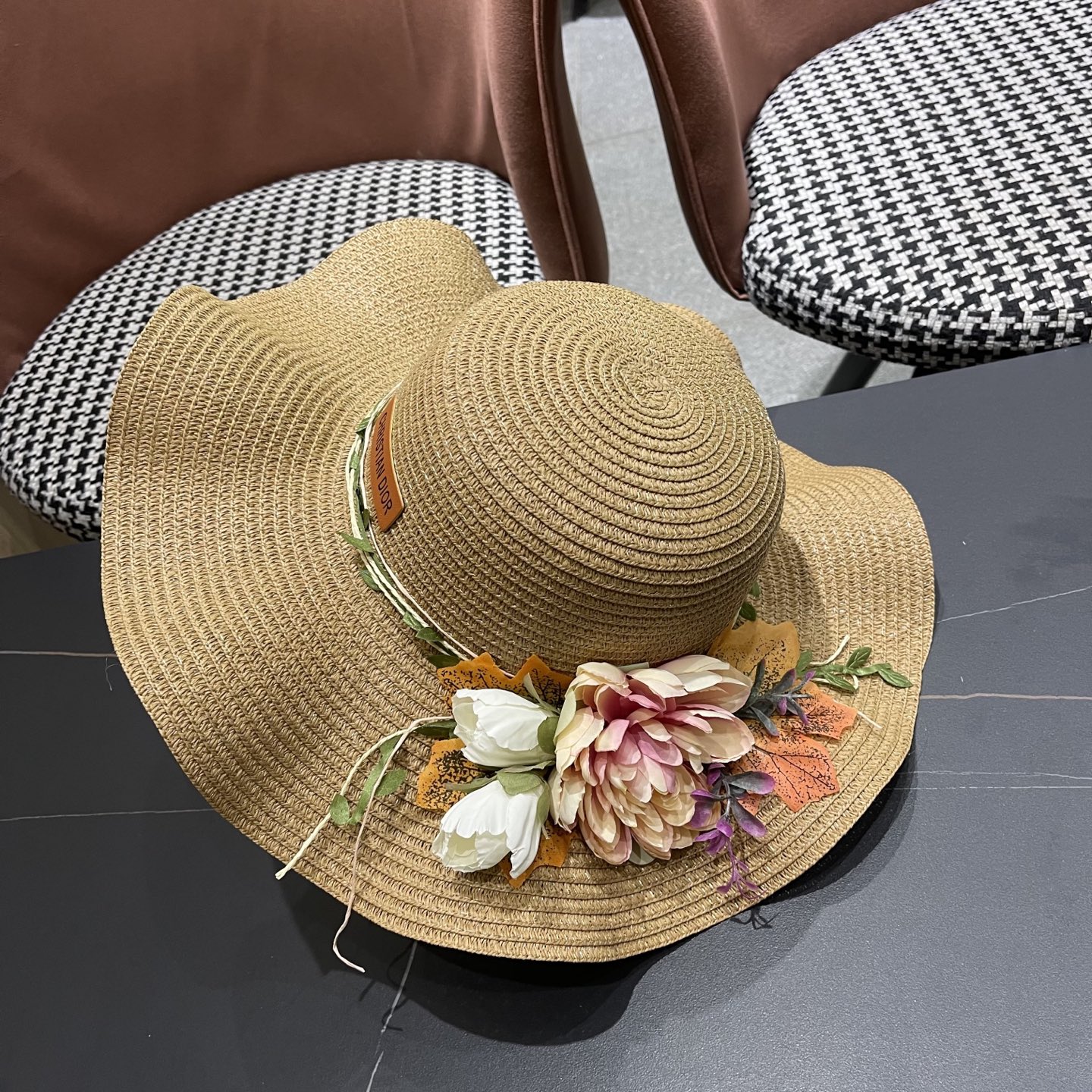  Dior迪奥新款圆顶海边度假帽子女遮阳花朵沙滩帽子旅游夏
韩版小清新大帽檐