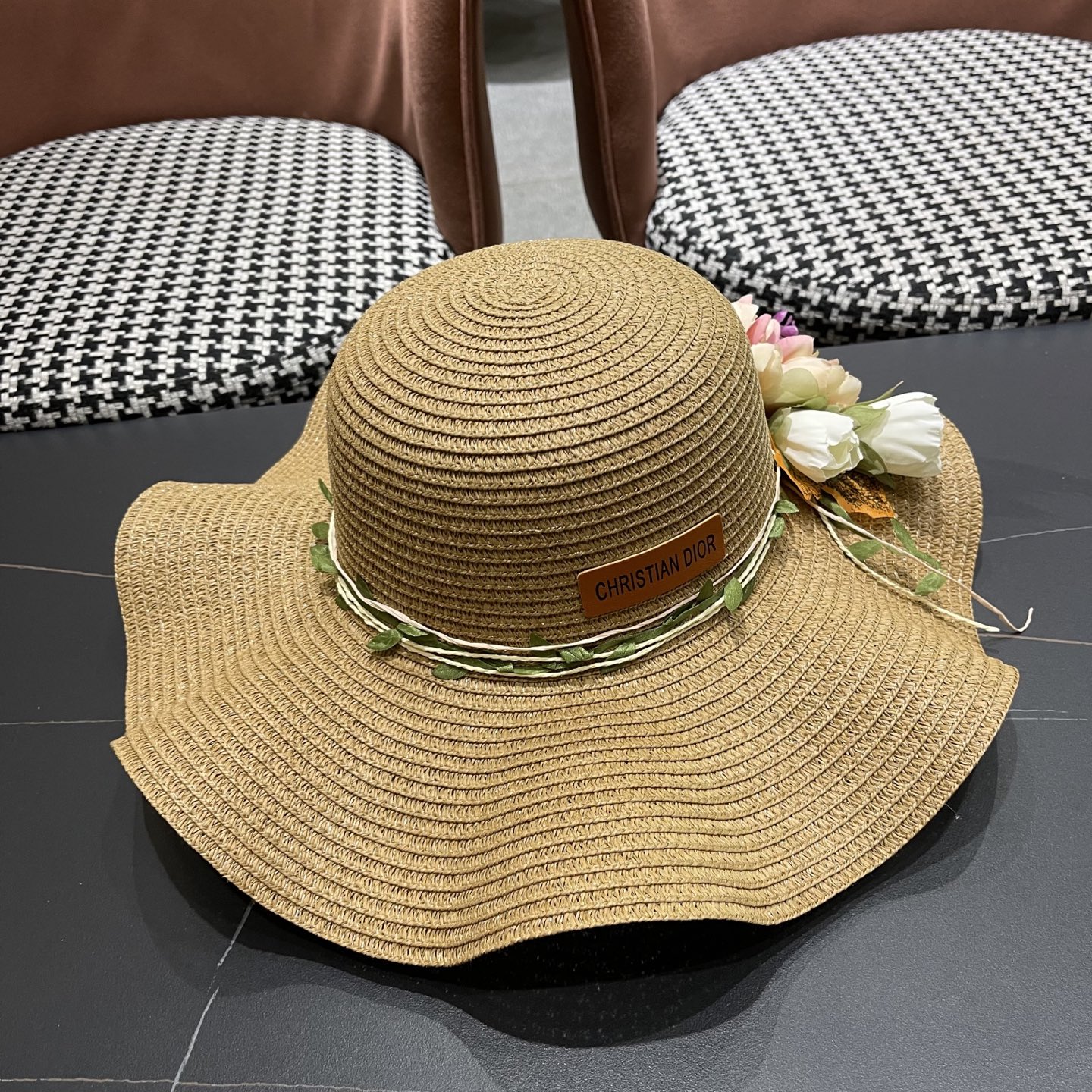  Dior迪奥新款圆顶海边度假帽子女遮阳花朵沙滩帽子旅游夏
韩版小清新大帽檐
