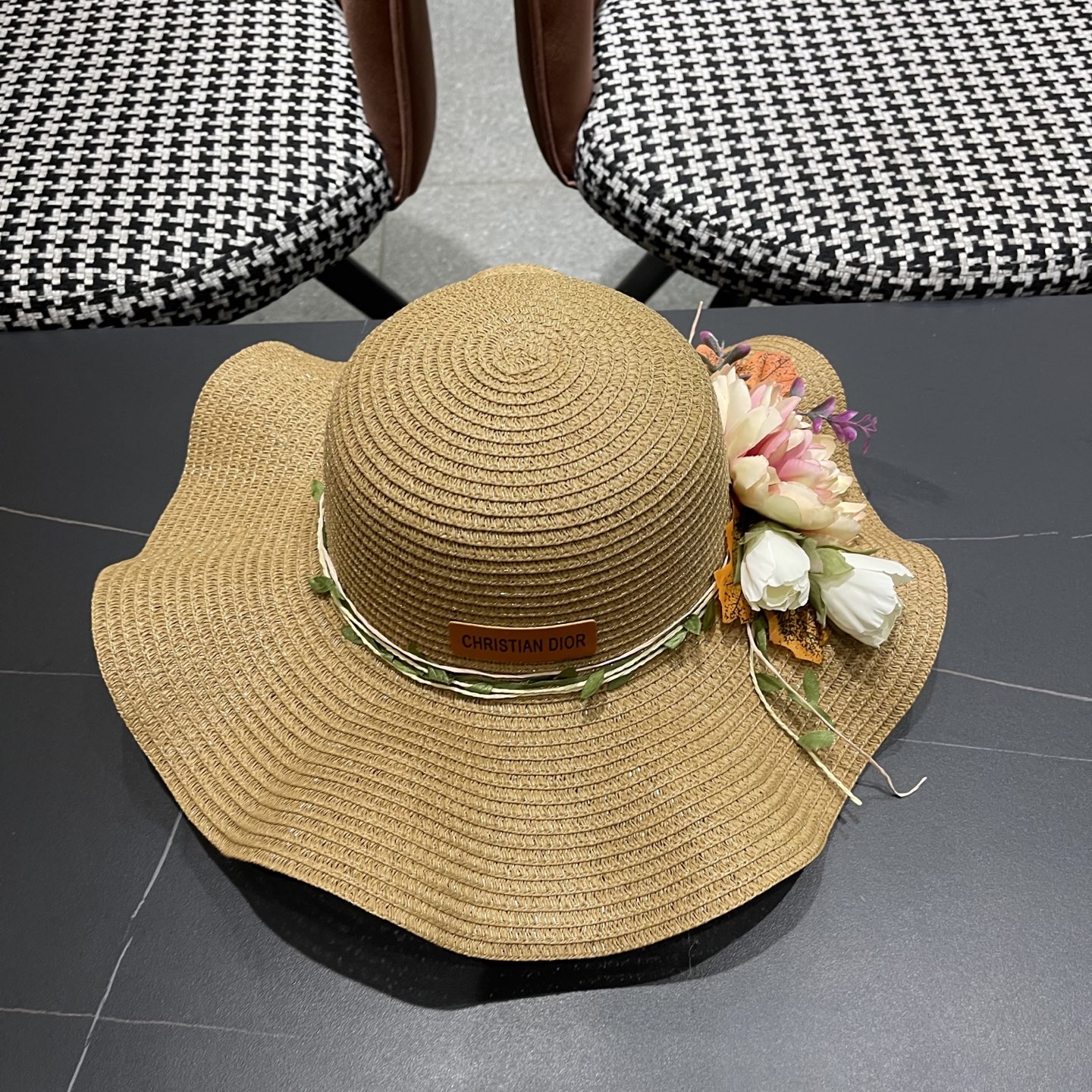  Dior迪奥新款圆顶海边度假帽子女遮阳花朵沙滩帽子旅游夏
韩版小清新大帽檐