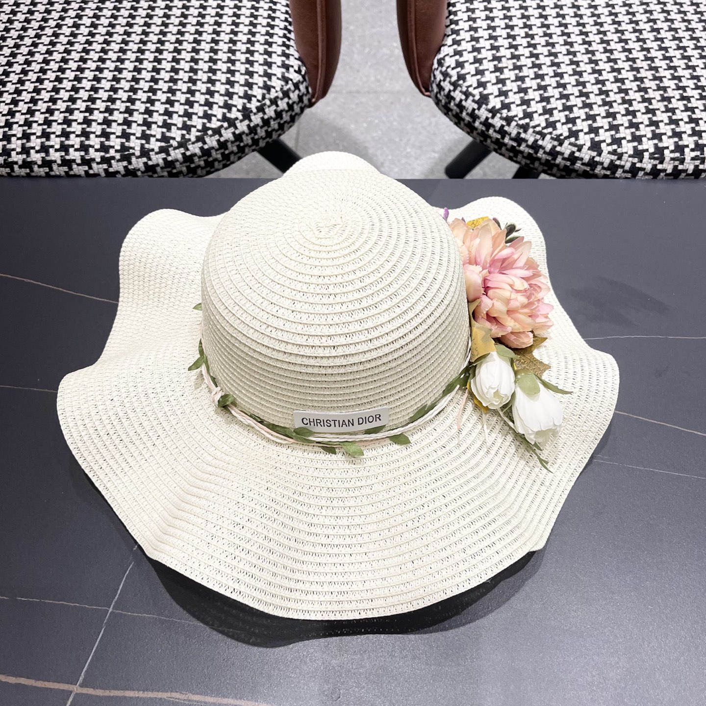  Dior迪奥新款圆顶海边度假帽子女遮阳花朵沙滩帽子旅游夏
韩版小清新大帽檐