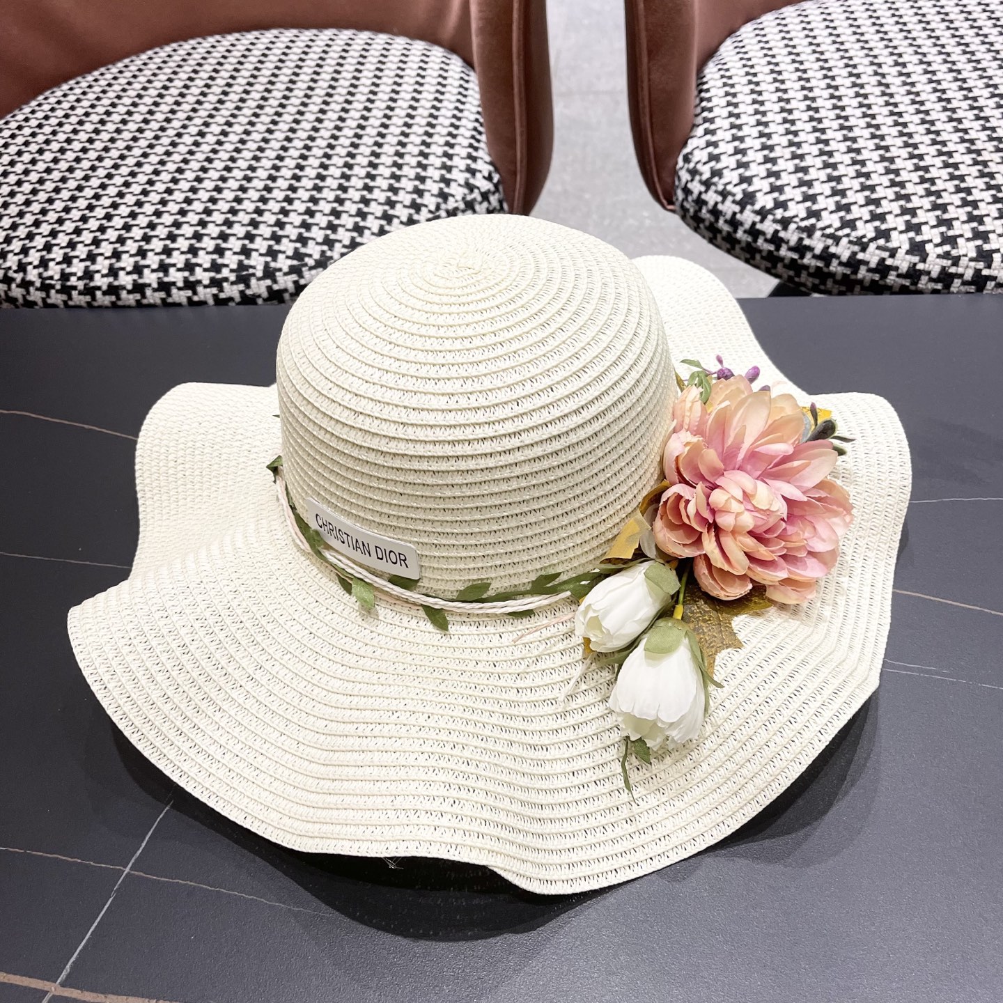  Dior迪奥新款圆顶海边度假帽子女遮阳花朵沙滩帽子旅游夏
韩版小清新大帽檐