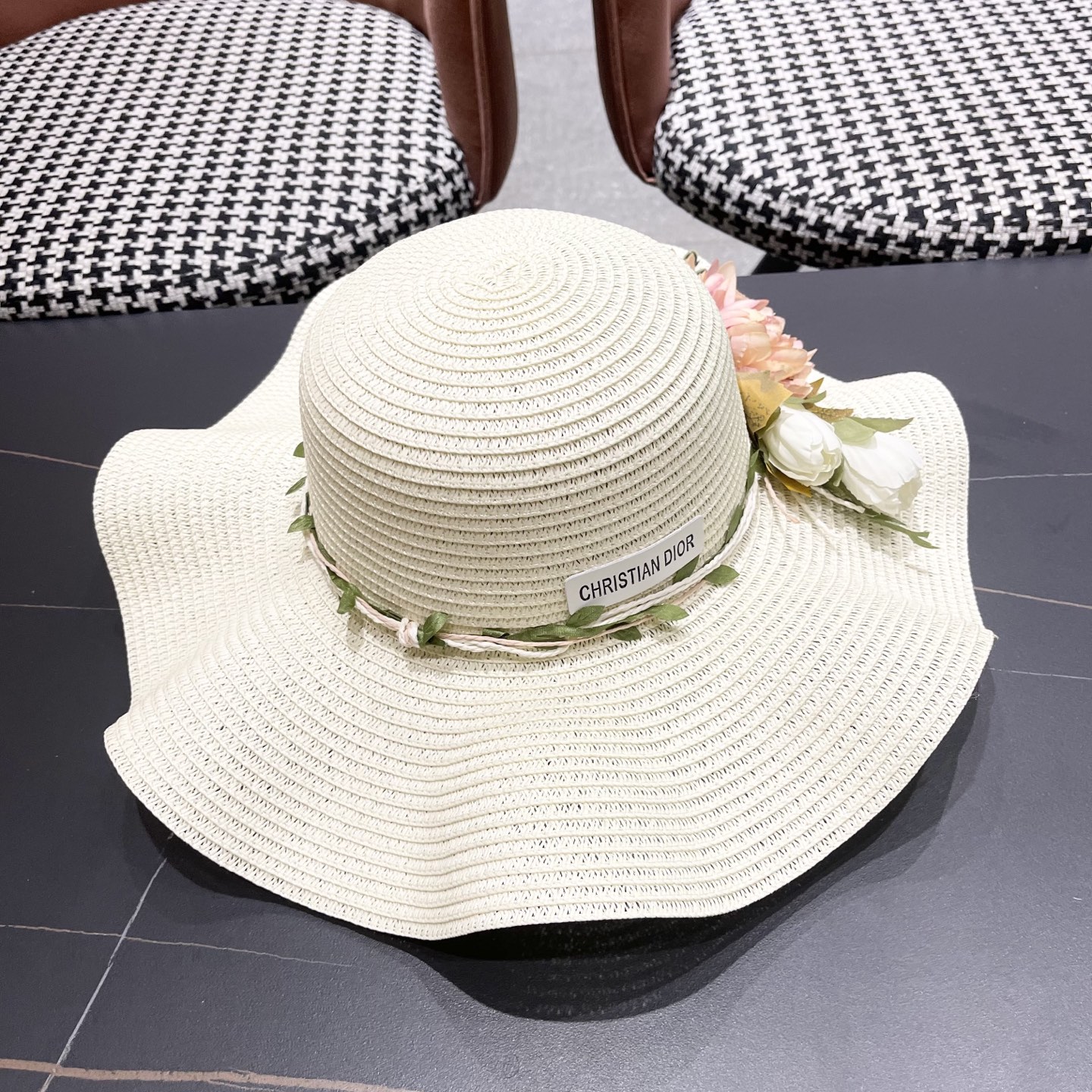  Dior迪奥新款圆顶海边度假帽子女遮阳花朵沙滩帽子旅游夏
韩版小清新大帽檐