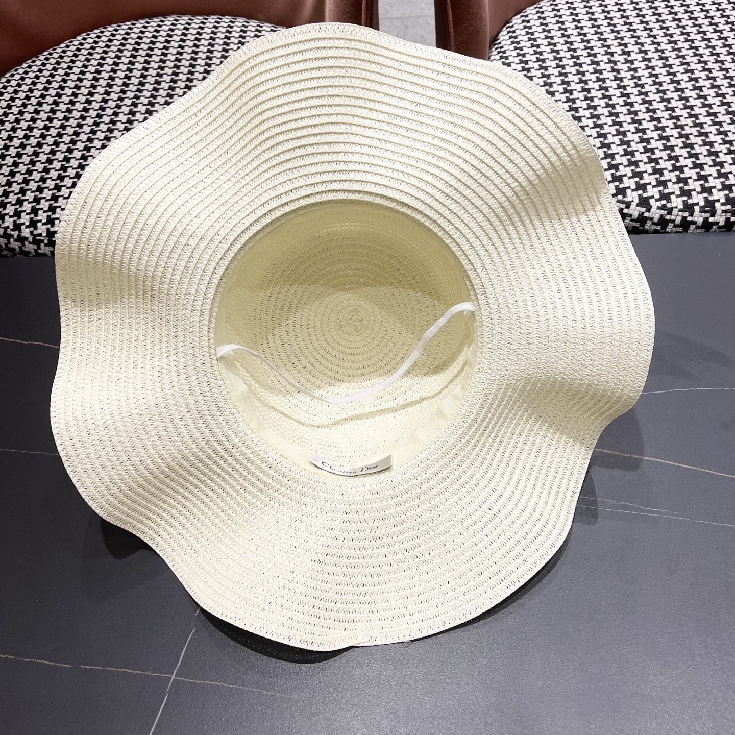  Dior迪奥新款圆顶海边度假帽子女遮阳花朵沙滩帽子旅游夏
韩版小清新大帽檐