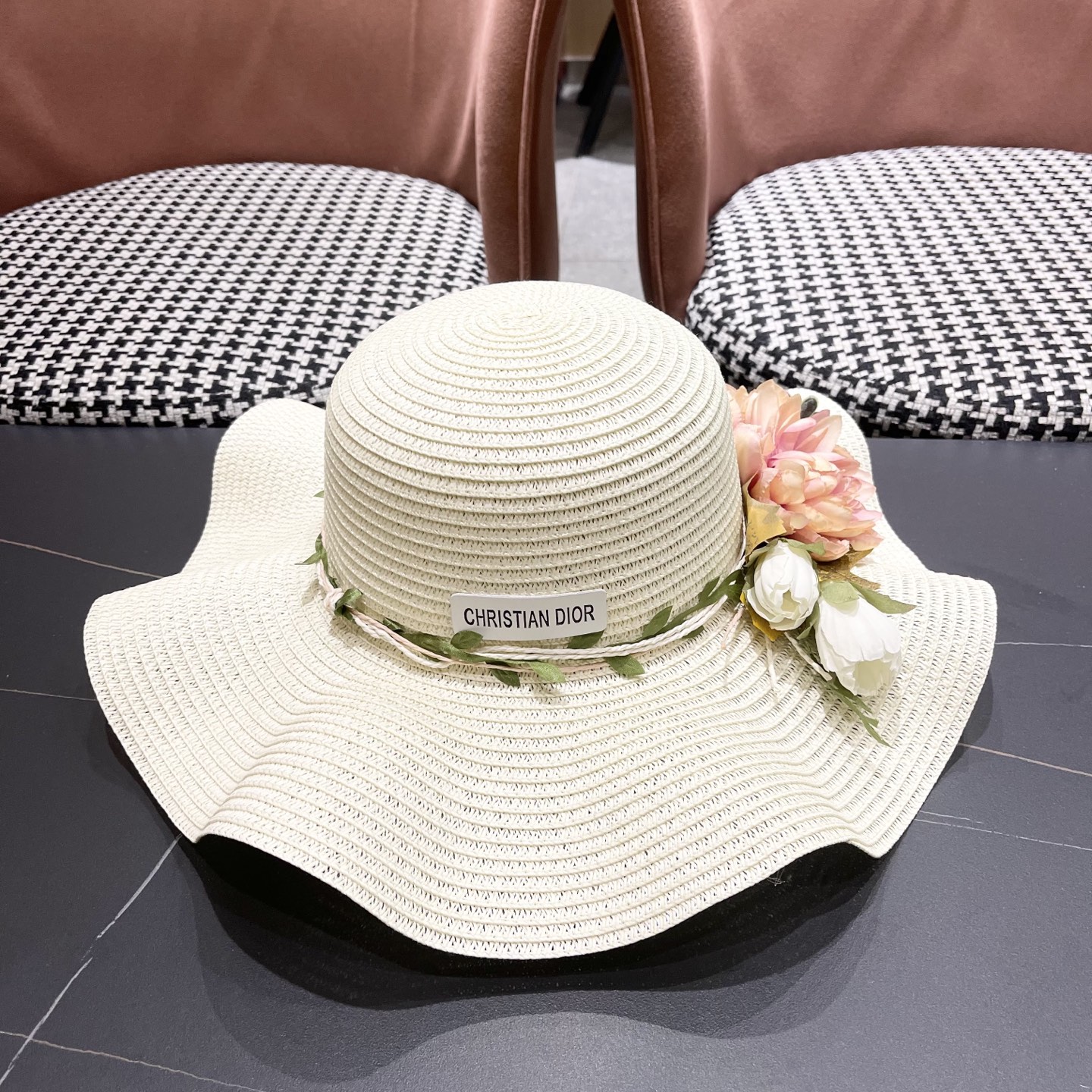  Dior迪奥新款圆顶海边度假帽子女遮阳花朵沙滩帽子旅游夏
韩版小清新大帽檐